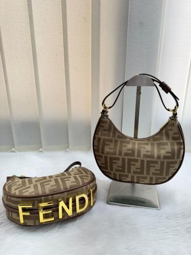 حقيبة يد نسائية من ماركة فندي (Fendi)