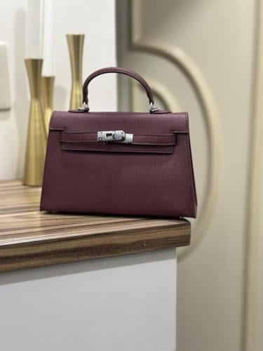 حقيبه نسائيه من ماركة جيس(GUESS)باللون العنابي الم...