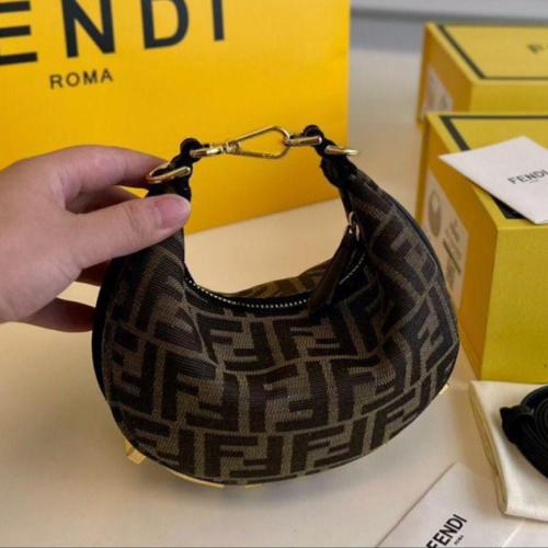 حقيبة يد نسائية من ماركة فندي (Fendi)