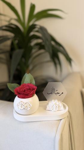 أطقم ضيافة ابيض مع ورد ديكور