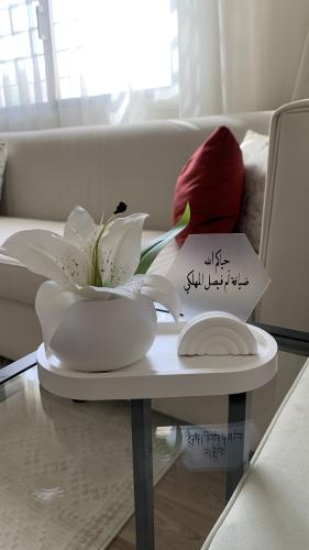 أطقم ضيافة ابيض مع اكريلك ورد