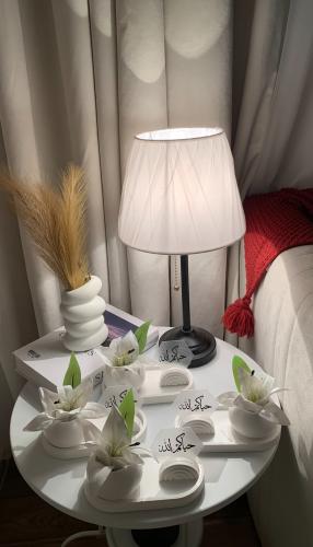 أطقم ضيافة ابيض مع اكريلك ورد