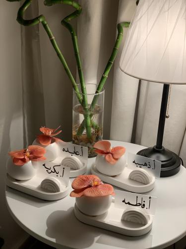 طقم هديه بالاكريلك بالاسم مع ورد او مبخره