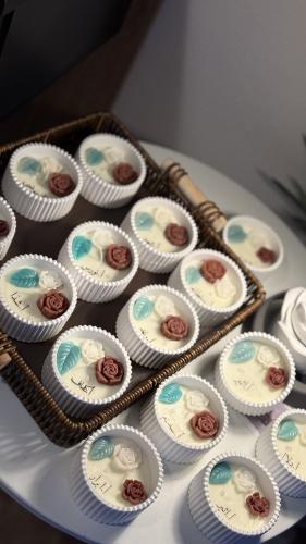 شمعه علبه مخططه ناعمه حجم وسط