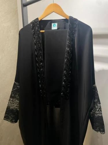 عباية الليل ...من الكريب الاسود و الدنتيل