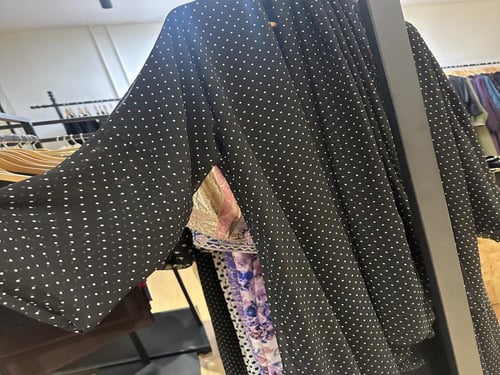 BLACK QEENS DOTS
