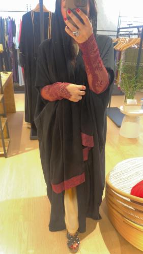 عباية اسود كريب مع دنتيل عودي