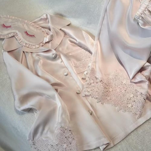 بيجاما الساتان الفاخر والجبير الراقي باللون الوردي