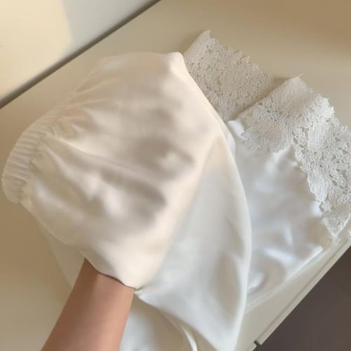 بيجاما الساتان الفاخر والجبير الراقي باللون اللؤلؤ...