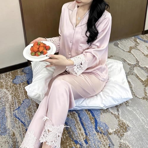 بيجاما الساتان الفاخر والجبير الراقي باللون الوردي
