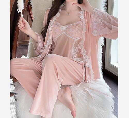 بيجاما الأنوثة من القطيفة الفاخرة وتفاصيل أنيقة مك...