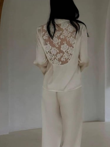 بيجاما الأناقة والفخامة من الساتان الفاخر مزيّنة ب...