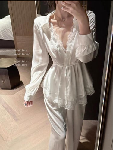 بيجاما الأنوثة الطاغية من الساتان الفاخر-أبيض