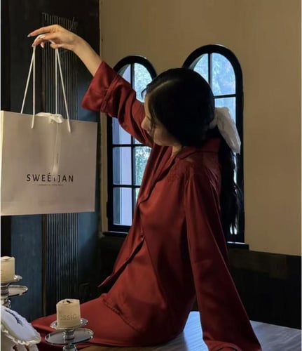 بيجاما الأناقة والفخامة من الساتان الفاخر مزيّنة ب...