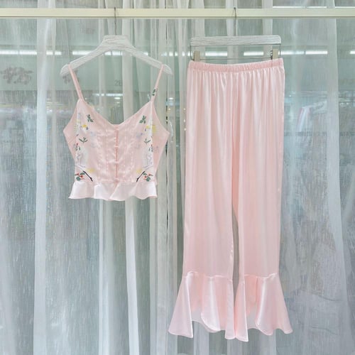 بيجاما الساتان الناعم والأنيق بتصميم أنثوي وأنيق