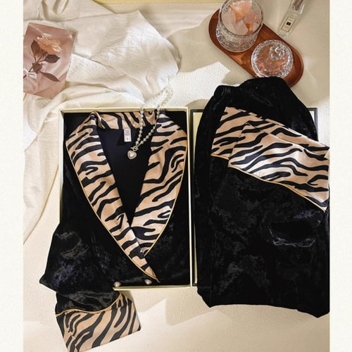 بيجاما طبعات النمر من المخمل الفاخر وأزارير اللؤلؤ...