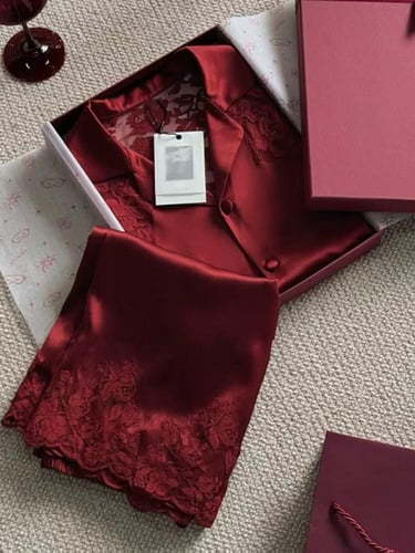 بيجاما الأناقة والفخامة من الساتان الفاخر مزيّنة ب...