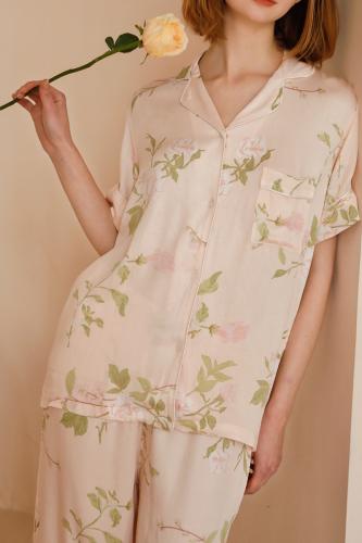 بيجاما بطبعات الورد الأنيق من قماش الفيسكوز البارد...