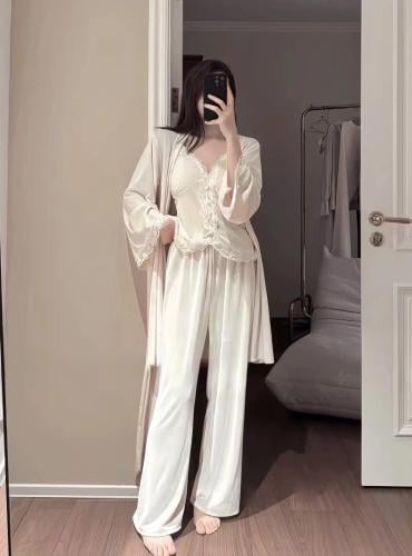 بيجاما الأنوثة من القطيفة الفاخرة والدانتيل أنيقة...