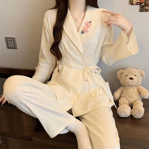 بيجامة أنيقة بأكمام طويلة من قماش ناعم ومريح