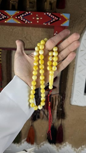 بكلايت شبيه الكهرمان