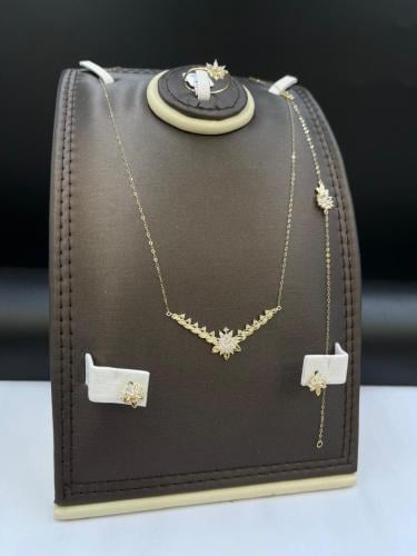 طقم ذهب عيار 18