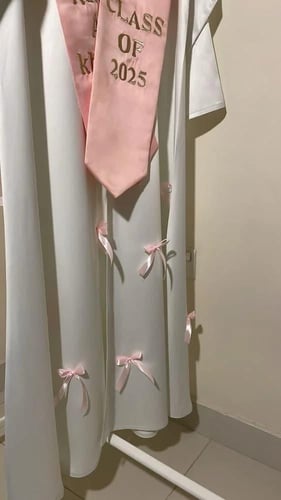 عبايه تخرج 2025 بالاسم والعبارة وسنة التخرج وشعار...