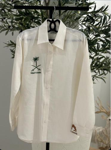 قميص لينن بتطريز شعار سيفين ونخلة- متجر الرياض