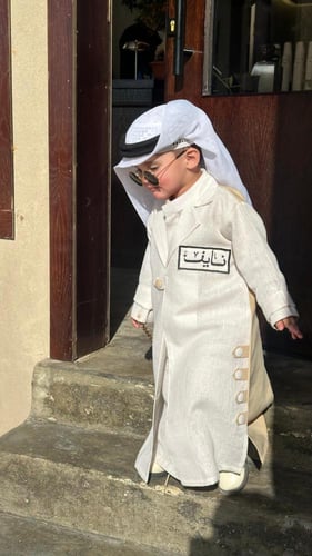 دشداشة (ثوب) أبيض اللون مخصصة للأطفال.