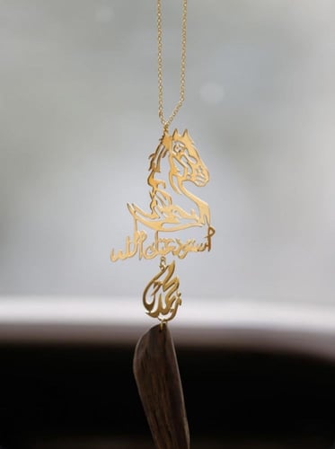 تعليقة سيارة عود برسمة خيل- متجر الرياض