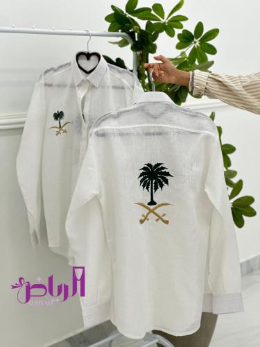 قميص كتان بتطريز شعار سيفين ونخلة -متجر الرياض