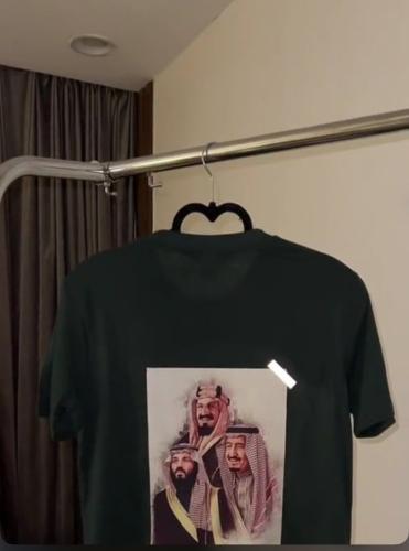 تيشيرت يوم التاسيس طباعة مضيئة- متجر الرياض