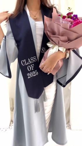 عبايه تخرج 2025 بالاسم والعبارة وسنة التخرج وشعار...
