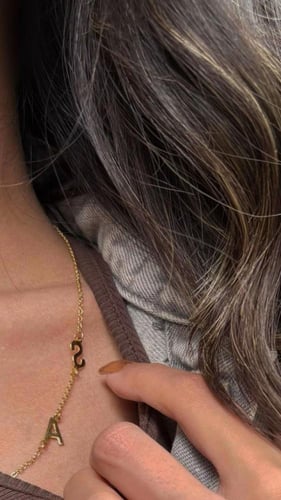 قلادة حرفين بلمسه انيقه