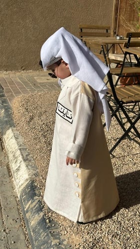 دشداشة (ثوب) أبيض اللون مخصصة للأطفال.