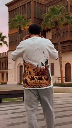 تيشيرت سعودي بخريطة المملكة وتصميم تراثي مميز - من متجر الرياض