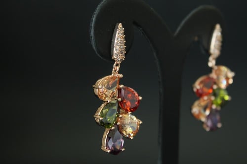 إشراقة ناعمة مع حلق الزركون الملون بتصميم أنثوي فا...