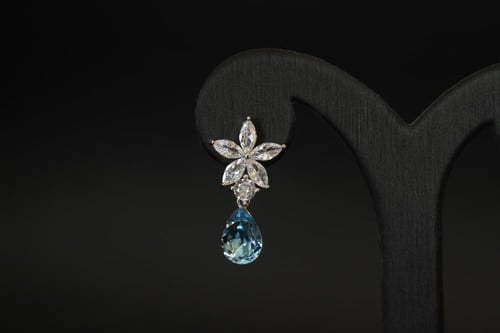 طقم مناسبات فاخر – فضي بجوهرة زرقاء لافتة