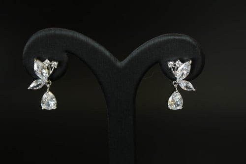 طقم فضي أنيق مطلي بالروديوم ومرصع بزركون لامع