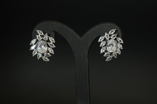 طقم كامل للمناسبات الفاخره – زركون لامع بتصميم متك...