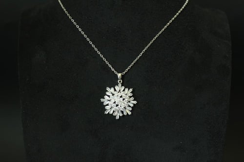 عقد فاخر بسلسال وقلادة مرصعة بالزركون ومطلية بالذه...