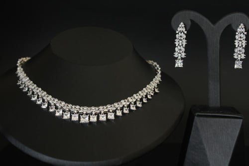 طقم فاخر مطلي بالروديوم – عقد وحلق مليء بالزركون