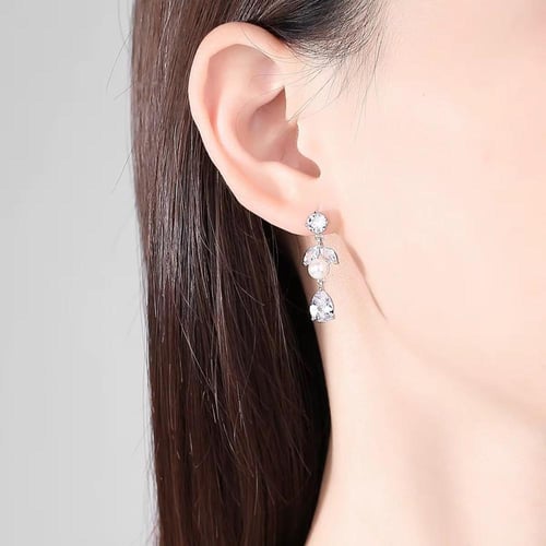 طقم مزين بالزركون واللؤلؤ