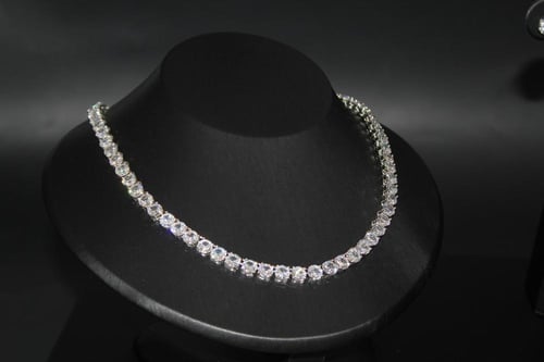 طقم فضي عقد وحلق وسواره زركون مطلي فضه وروديوم