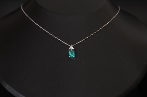 طقم فضة استرليني 925 بحجر أخضر يشبه الزمرد – لمسة...