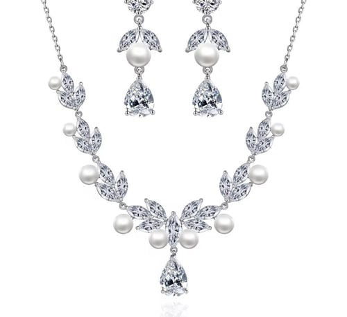 طقم مزين بالزركون واللؤلؤ