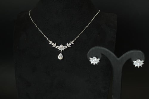 طقم زركون فاخر مطلي بالروديوم بلمسة لامعة تدوم