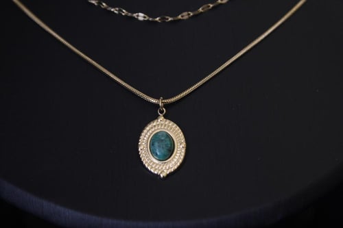 طقم مقاوم للصدأ مطلي بالذهب بحجر أخضر