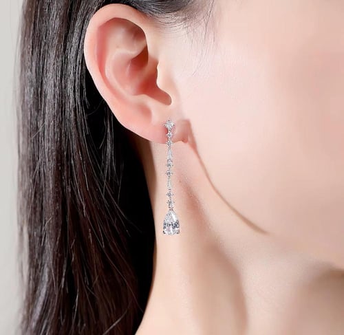 حلق فضي أنيق مرصع بالزركون