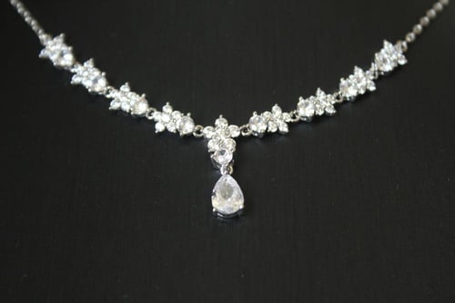 طقم عقد وحلق – زركون لامع مطلي بالروديوم